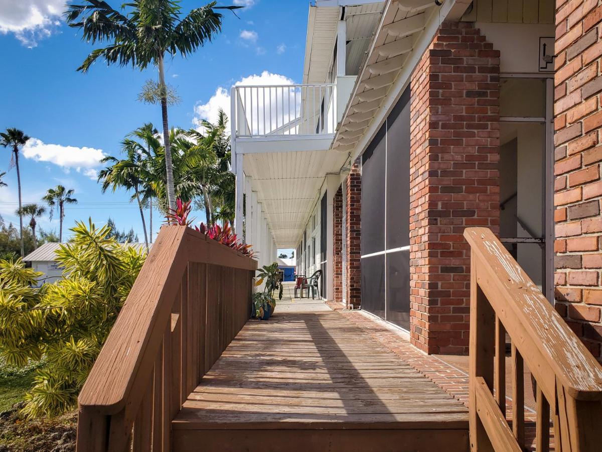 Captain'S Table Hotel By Everglades Adventures ภายนอก รูปภาพ