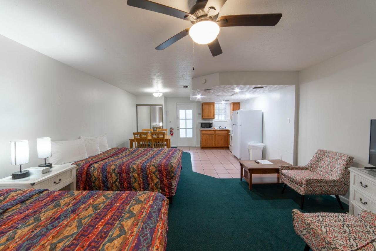 Captain'S Table Hotel By Everglades Adventures ภายนอก รูปภาพ