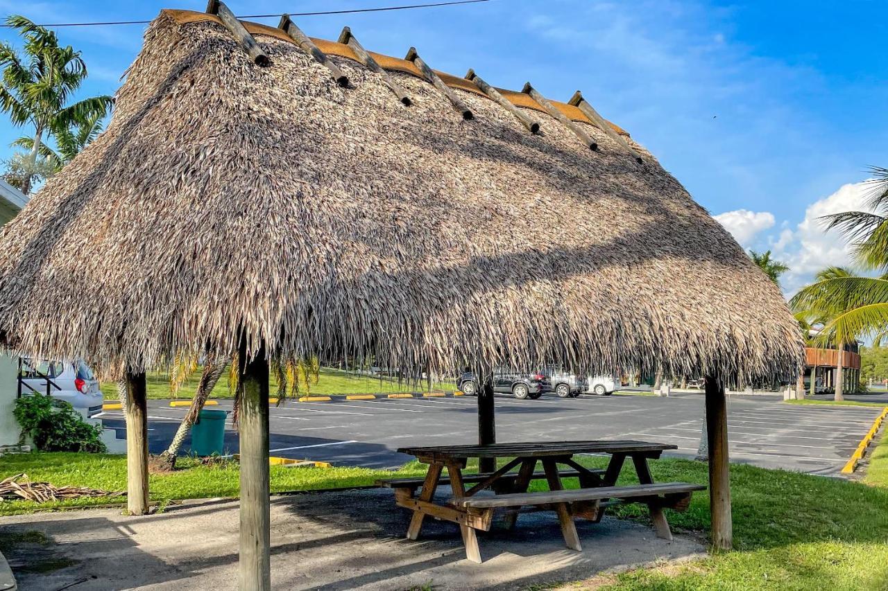 Captain'S Table Hotel By Everglades Adventures ภายนอก รูปภาพ