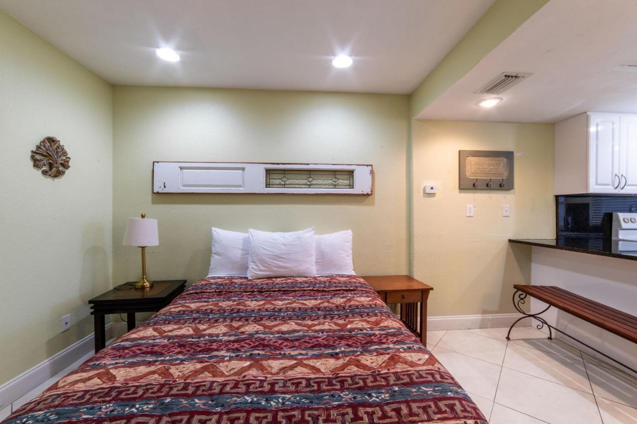 Captain'S Table Hotel By Everglades Adventures ภายนอก รูปภาพ